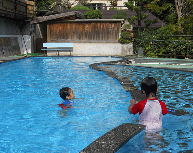 さか屋のプールと「水恋鳥広場」で川遊び（7～8月）